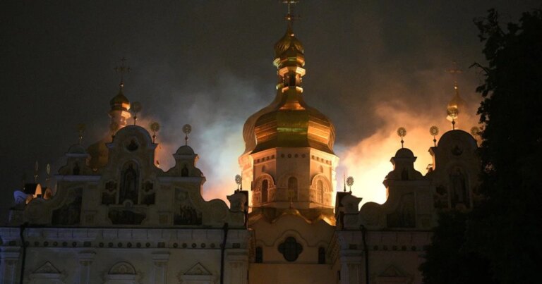 Зеленський гостро відреагував на удар по Лаврі, назвавши його «одним із найбільших злочинів» РФ проти християнства. 15
