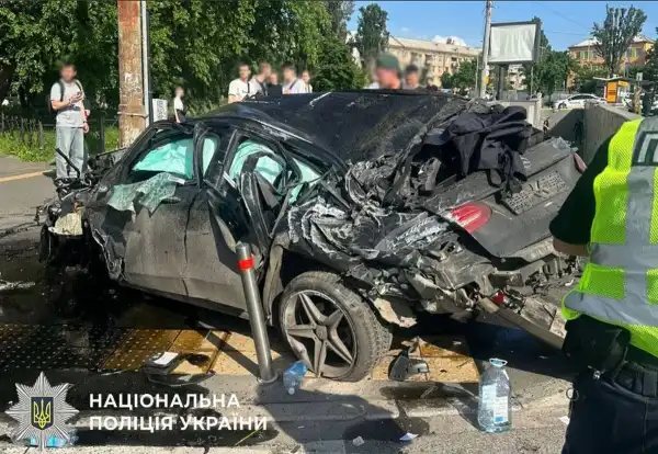 Головна 49 У Києві автомобіль врізався у підземний перехід, є…
