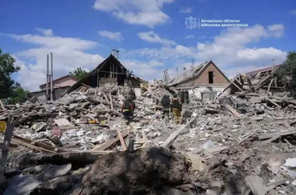 Росія завдала удару керованими авіабомбами по Запоріжжю, троє людей, включаючи дитину, отримали поранення. 8