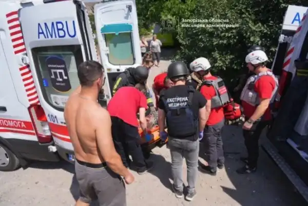 Росія завдала удару керованими авіабомбами по Запоріжжю, троє людей, включаючи дитину, отримали поранення. 7