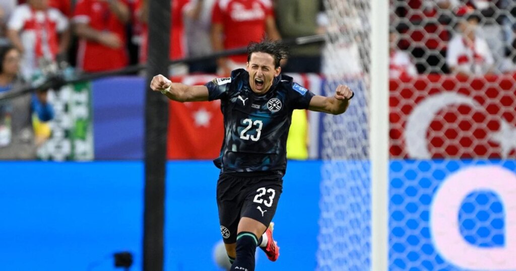 Незвичайний випадок на Чемпіонаті світу-2026: гравець збірної Парагваю "вкрав" годинник у судді під час гри. 1 Незвичайний випадок на Чемпіонаті світу-2026: гравець збірної Парагваю "вкрав" годинник у судді під час гри. 1