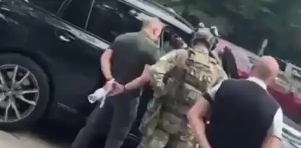 Правоохоронці Державного бюро розслідувань зупинили автомобіль, що належить колишньому військовому комісару Борисову, і здійснюють слідчі заходи, за повідомленнями ЗМІ. 19