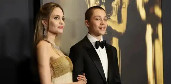 Головна 50 Нокс, біологічна дитина Джолі та Пітта, відмовляється від…