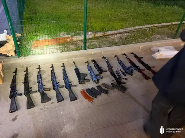 Правоохоронець та його брат у Кропивницькому займалися незаконним продажем зброї, при цьому вони мали громадянство Росії, повідомляє ДБР. 3 Правоохоронець та його брат у Кропивницькому займалися незаконним продажем зброї, при цьому вони мали громадянство Росії, повідомляє ДБР. 3