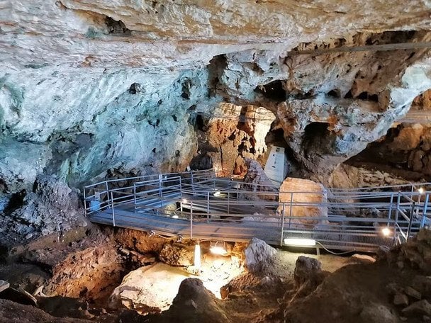 The Areni Candide cave in Finale Ligure, Italy, was a special burial site for thousands of years / &copy; wikimedia.org