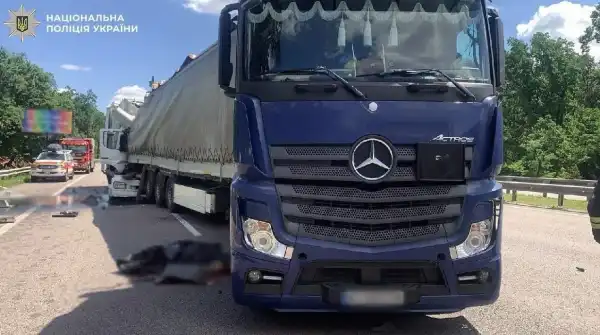 Жахлива пригода на трасі до Борисполя: обидва водії вантажівок Mercedes загинули внаслідок аварії в Києві. 5