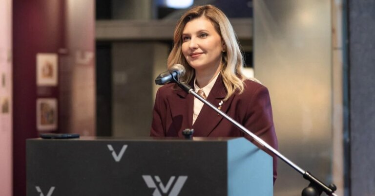 Вбрання кольору марсала та оригінальна брошка: Олена Зеленська на презентації аудіоекскурсії українською в Естонії 4