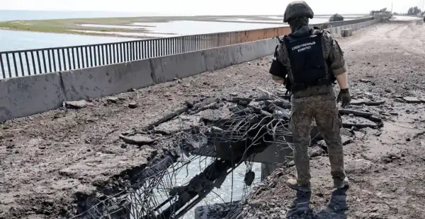 Українські військові завдали нових ударів по мостах, що ведуть до Криму, через що окупанти перекрили рух на Чонгарі та скаржаться на атаки безпілотників. 14