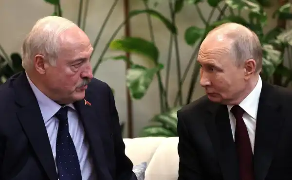 Кремль тисне на Лукашенка, аби той відкрив другий фронт, — WSJ 7