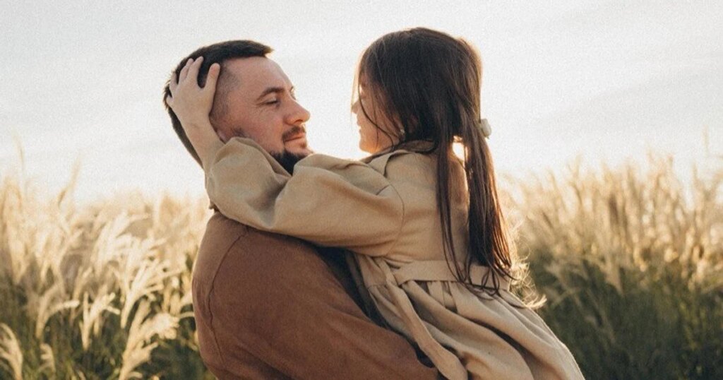 Репер Yarmak на ексклюзивних фотографіях продемонстрував свою чарівну доньку та тепло привітав її з 7-річним ювілеєм. 4
