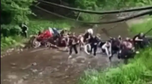Головна 46 На Буковині під час екскурсії обвалився міст, що…