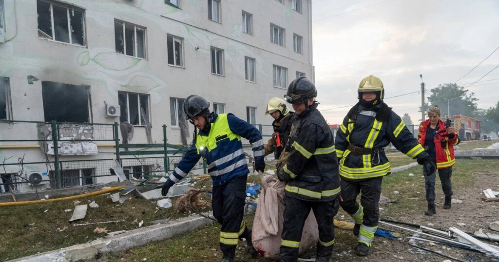 Росія атакувала Конотоп: з-під руїн витягли тіло жінки (фото) 6