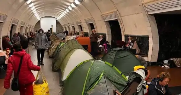 Встановлення наметів у київському метрополітені під час повітряних тривог може бути заборонено, повідомляє КМВА. 9