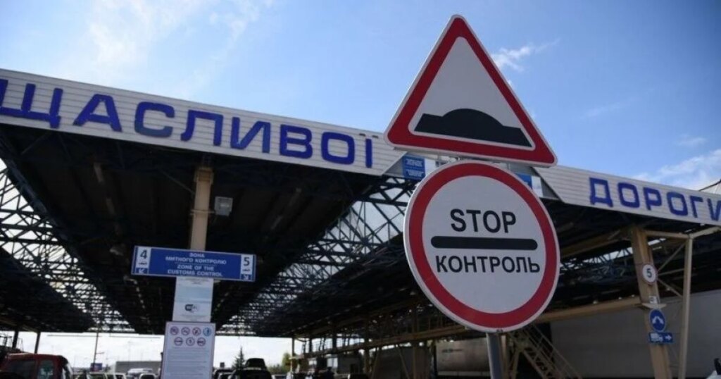 Люди чекають понад 12 годин під палючим сонцем: на кордоні з Польщею — транспортний колапс (відео) 9 Люди чекають понад 12 годин під палючим сонцем: на кордоні з Польщею — транспортний колапс (відео) 8