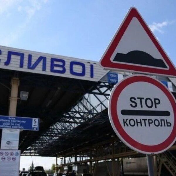 Люди чекають понад 12 годин під палючим сонцем: на кордоні з Польщею — транспортний колапс (відео)