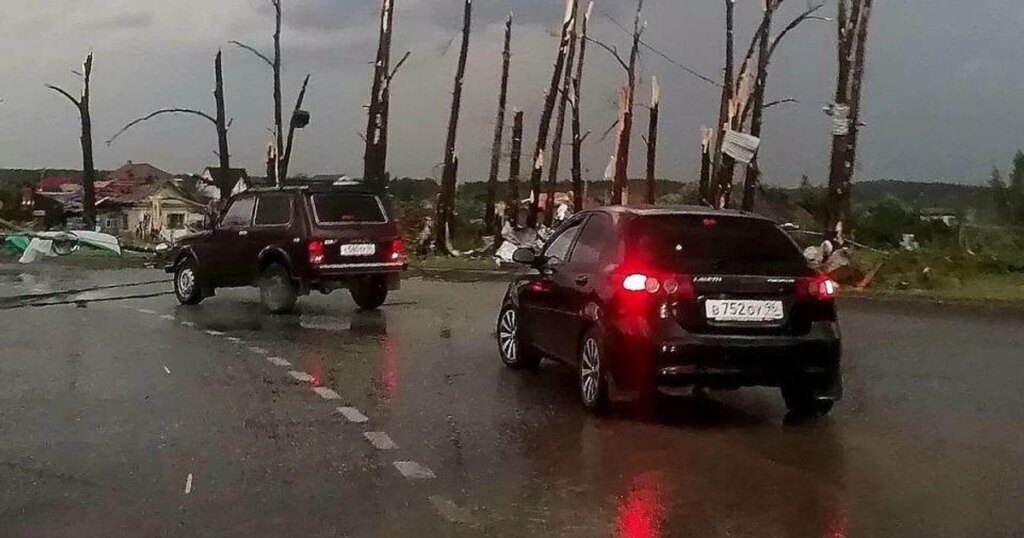 Росія зазнала удару потужного торнадо — смерч зніс дахи, знищив автомобілі, обірвав лінії електропередач (фото, відео) 5 Росія зазнала удару потужного торнадо — смерч зніс дахи, знищив автомобілі, обірвав лінії електропередач (фото, відео) 5