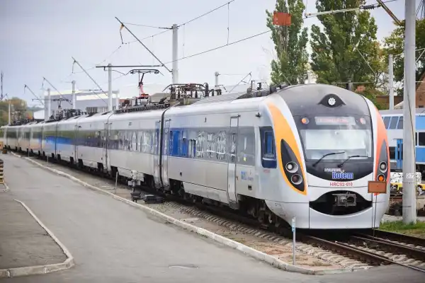 "Укрзалізниця" розпочинає курсування нового щоденного швидкісного потяга "Інтерсіті". 13 "Укрзалізниця" розпочинає курсування нового щоденного швидкісного потяга "Інтерсіті". 13