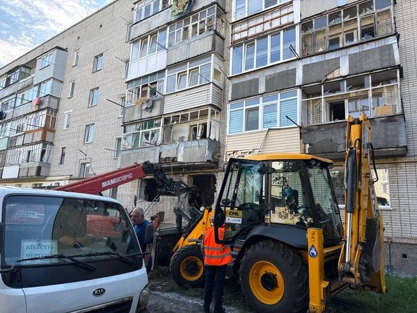 Росія атакувала Конотоп: з-під руїн витягли тіло жінки (фото) 2 Місце влучання / © Facebook/Артем Семеніхін