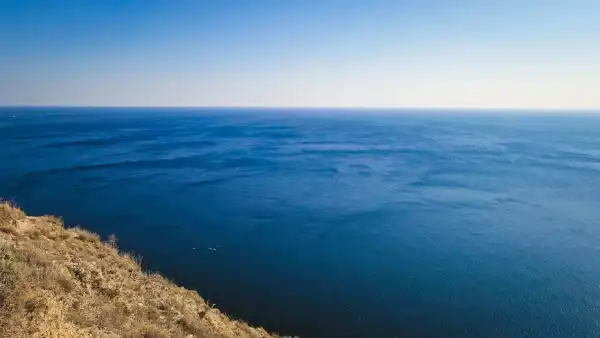 Російські сили атакували два комерційні судна в акваторії Чорного моря, внаслідок чого одна людина загинула, а кілька отримали поранення. 20
