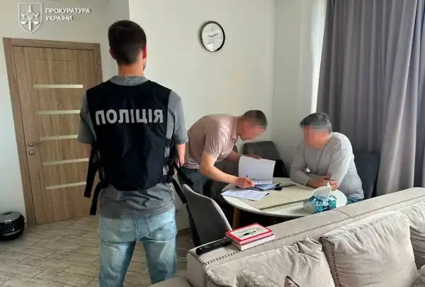 Екс-міністра культури підозрюють у допомозі у виїзді за кордон, видаючи їх за музикантів 9