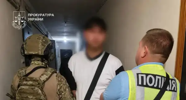 У столиці майстер, що ремонтував житло, погрожував бабусі гранатою та виніс речі з квартири: деталі 21 У столиці майстер, що ремонтував житло, погрожував бабусі гранатою та виніс речі з квартири: деталі 21
