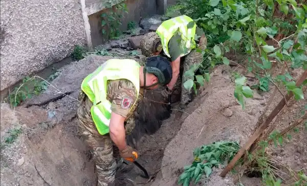 Біля житлового будинку в Києві після нічного обстрілу знайдено бойовий елемент ракети. 17
