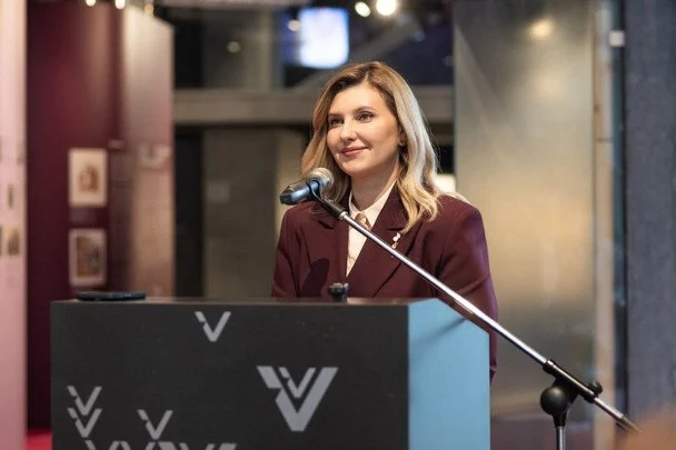 Вбрання кольору марсала та оригінальна брошка: Олена Зеленська на презентації аудіоекскурсії українською в Естонії 10 Олена Зеленська / © Instagram Олени Зеленської