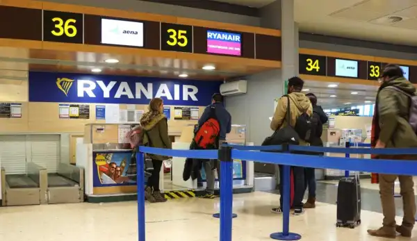 Ryanair заявила, що не чекатиме на пасажирів, які запізнюються через черги в системі EES.