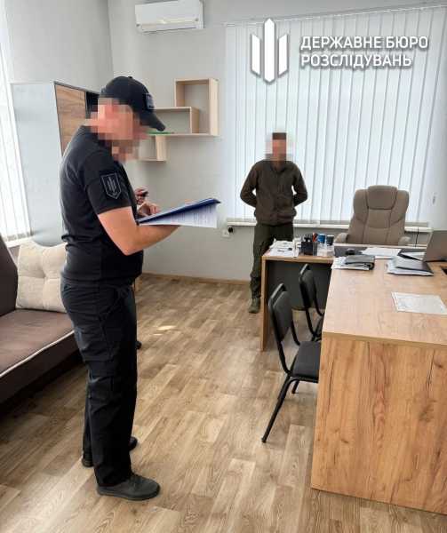 ДБР проводить виїмки документів у понад сотні військкоматів по всій країні. 5 ДБР проводить виїмки документів у понад сотні військкоматів по всій країні. 5
