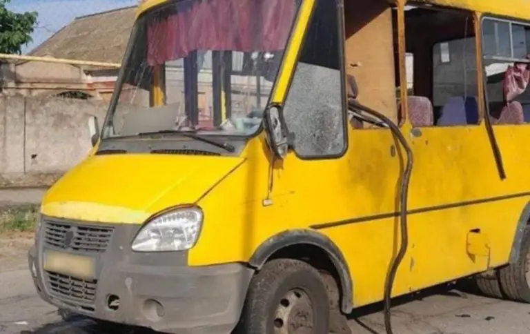 Російські війська завдали ударів безпілотниками по автомобілю та мікроавтобусу в Херсоні, внаслідок чого одна людина загинула, ще кілька отримали поранення. 17 Російські війська завдали ударів безпілотниками по автомобілю та мікроавтобусу в Херсоні, внаслідок чого одна людина загинула, ще кілька отримали поранення. 17