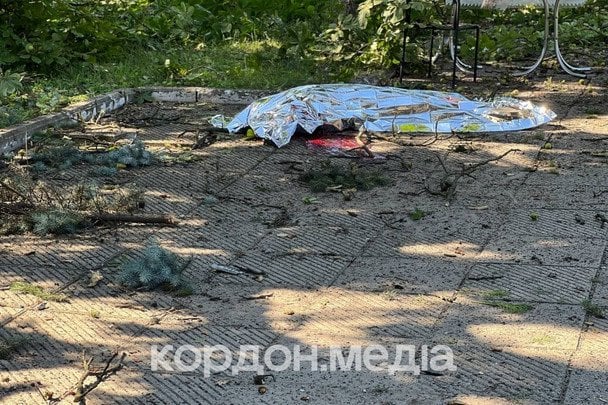 Російські війська скинули на велике обласне місто КАБи: є загиблі, багато постраждалих – подробиці жорстокого нападу (фото, відео) 9 Місце удару КАБу в Сумах вранці 15 липня. / © Telegram "Кордон. Медіа"