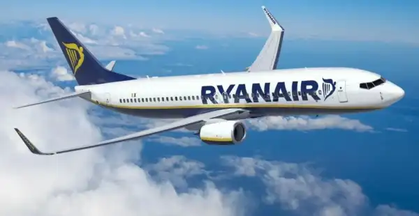 Майже засмоктало на висоті 6000 метрів: частина двигуна Boeing 737 відламалася на рейсі Ryanair і розбила вікно 3 Майже засмоктало на висоті 6000 метрів: частина двигуна Boeing 737 відламалася на рейсі Ryanair і розбила вікно 3