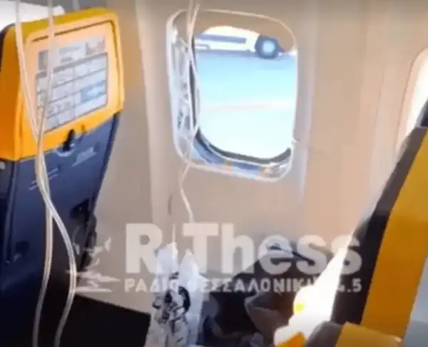 Пасажир ледь не випав з літака Ryanair у повітрі: що трапилося після посадки 1