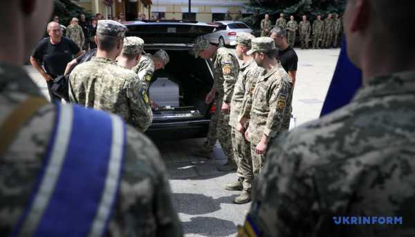 У столиці відбулася церемонія прощання з Валентиною Савіцькою, співробітницею Управління державної охорони, яка трагічно загинула від обстрілу з боку Росії. 33 У столиці відбулася церемонія прощання з Валентиною Савіцькою, співробітницею Управління державної охорони, яка трагічно загинула від обстрілу з боку Росії. 33