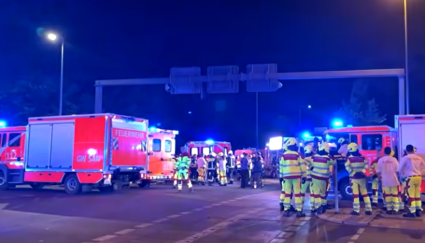 У столиці Німеччини під час параду руху людей автомобіль врізався у групу громадян: загинула одна особа, травмовано 16