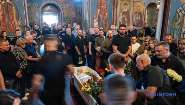 У столиці відбулася церемонія прощання з Валентиною Савіцькою, співробітницею Управління державної охорони, яка трагічно загинула від обстрілу з боку Росії. 20 У столиці відбулася церемонія прощання з Валентиною Савіцькою, співробітницею Управління державної охорони, яка трагічно загинула від обстрілу з боку Росії. 20