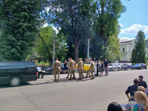 У столиці відбулася церемонія прощання з Валентиною Савіцькою, співробітницею Управління державної охорони, яка трагічно загинула від обстрілу з боку Росії. 36 У столиці відбулася церемонія прощання з Валентиною Савіцькою, співробітницею Управління державної охорони, яка трагічно загинула від обстрілу з боку Росії. 36