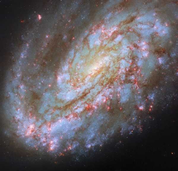 Hubble зазнімкував несиметричну спіральну галактику у сузір'ї Діви 4 Hubble зазнімкував несиметричну спіральну галактику у сузір'ї Діви 4