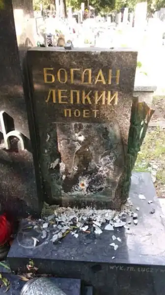 З могили Богдана Лепкого у Кракові викрали барельєф: МЗС України відреагувало на акт вандалізму 5