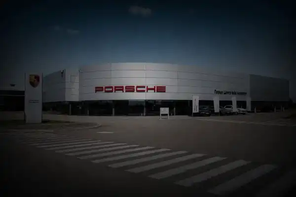 Porsche-центр під Києвом зазнав удару: інформація про знищені автівки 4