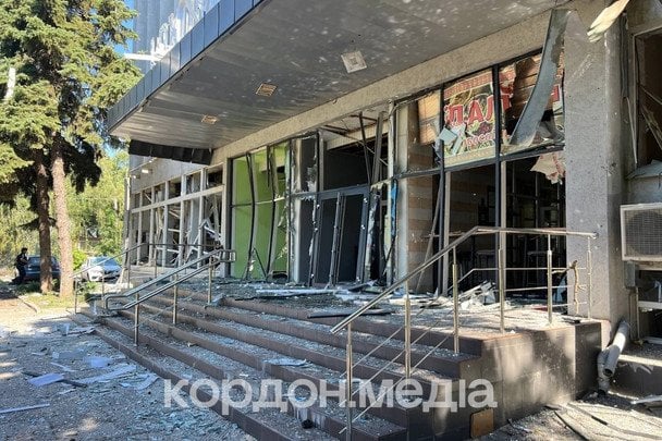Російські війська скинули на велике обласне місто КАБи: є загиблі, багато постраждалих – подробиці жорстокого нападу (фото, відео) 8 Місце удару КАБу в Сумах вранці 15 липня. / © Telegram "Кордон. Медіа"