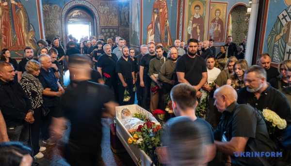 У столиці відбулася церемонія прощання з Валентиною Савіцькою, співробітницею Управління державної охорони, яка трагічно загинула від обстрілу з боку Росії. 35 У столиці відбулася церемонія прощання з Валентиною Савіцькою, співробітницею Управління державної охорони, яка трагічно загинула від обстрілу з боку Росії. 35