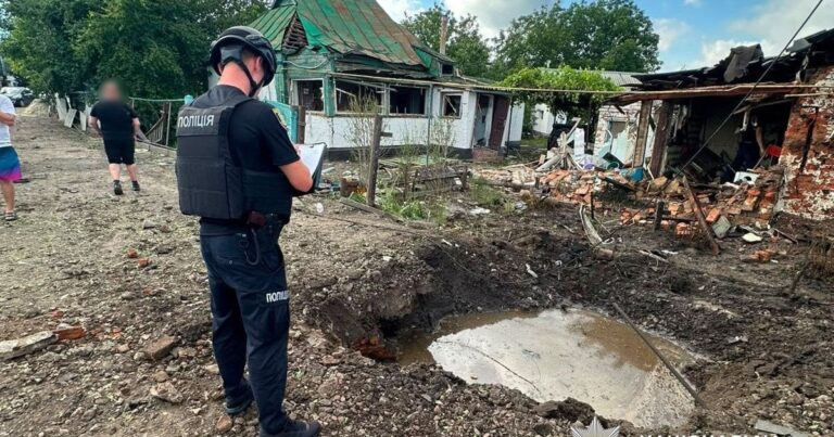 Російський дрон влучив у житловий будинок: одна людина загинула, двоє зазнали поранень 8