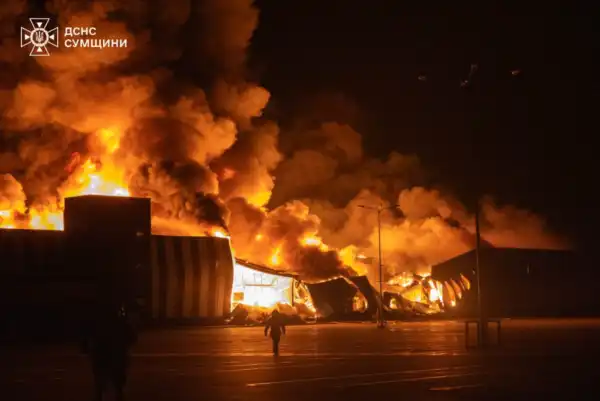 У Сумах під обстрілом опинилися рятувальники, які займалися ліквідацією пожежі в “Епіцентрі”.