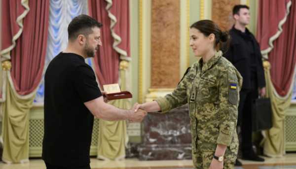 Напередодні Дня медичного працівника Президент Зеленський вручив державні відзнаки медикам та бойовим медикам.