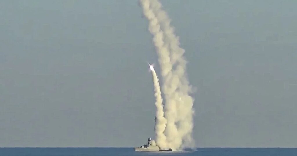 Російські війська запустили ракети "Калібр" після того, як злетіли стратегічні бомбардувальники Ту-95МС, про що повідомляють моніторингові ресурси, попереджаючи про ракетну небезпеку. 6 Російські війська запустили ракети "Калібр" після того, як злетіли стратегічні бомбардувальники Ту-95МС, про що повідомляють моніторингові ресурси, попереджаючи про ракетну небезпеку. 3