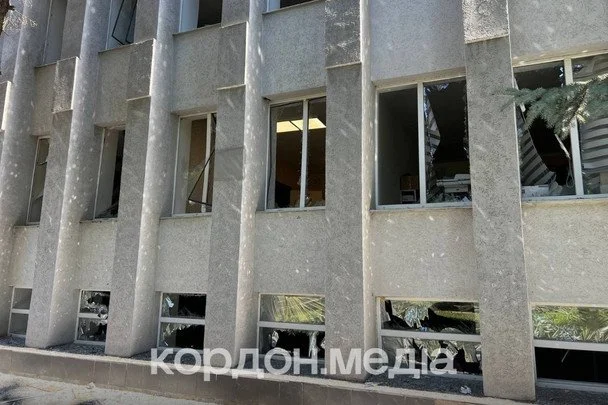 Російські війська скинули на велике обласне місто КАБи: є загиблі, багато постраждалих – подробиці жорстокого нападу (фото, відео) 10 Місце удару КАБу в Сумах вранці 15 липня. / © Telegram "Кордон. Медіа"