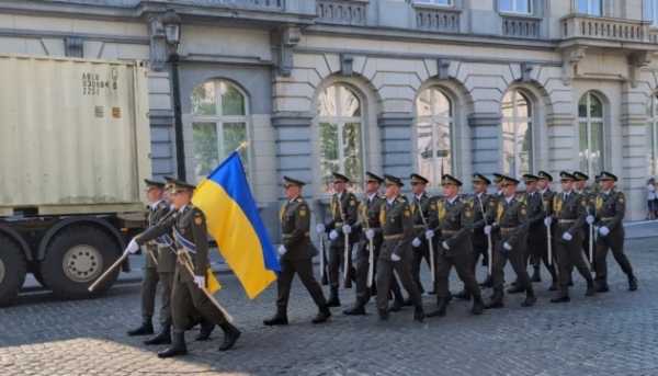 Українські бійці пройшли урочистим маршем на параді в Брюсселі.
