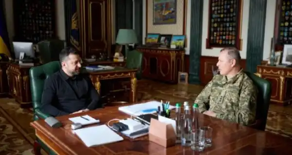 Президент Володимир Зеленський провів розмову з командиром полку БПЛА Олегом Ляшком щодо нагальних потреб на передовій та підтримки бойового духу військовослужбовців. 3