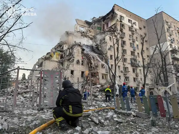 У Києві кількість жертв швидко збільшується, рятувальники шукають людей під уламками. 3